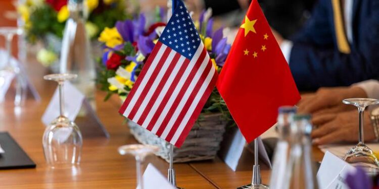 Os mercados globais apresentam oscilações em resposta a dados econômicos fracos nos Estados Unidos e à expectativa de um acordo com a China