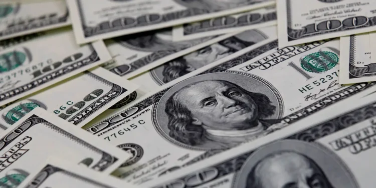 Em um dia de baixa liquidez e com notícias sobre o impasse entre Brasil e EUA, o dólar sobe para R$ 5,44