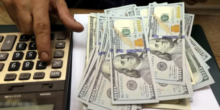 Após a divulgação dos dados de inflação dos EUA, o dólar caiu para R$ 5,38, seu menor valor em mais de um ano
