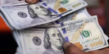 Um dia depois do estresse causado pela Lei Magnitsky, o dólar caiu para R$ 5,47