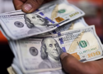 Dólar apresenta variações, com atenção voltada ao aumento de tarifas proposto por Trump e ao pacote de auxílio do governo; Ibovespa registra alta