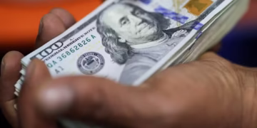 Com maior probabilidade de redução de juros nos Estados Unidos, o dólar despenca para R$ 5,50
