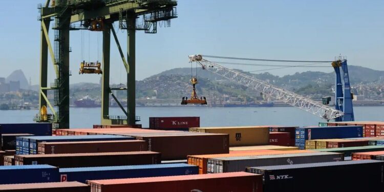 O tarifaço dos EUA afeta 77,8% das exportações brasileiras