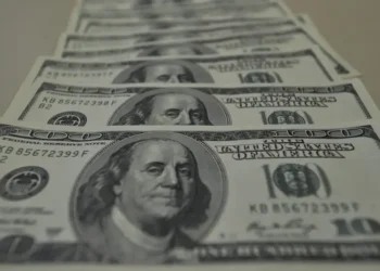 Fundos cambiais sofrem com desvalorização do dólar e têm mais saques que aportes