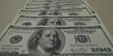 Fundos cambiais sofrem com desvalorização do dólar e têm mais saques que aportes