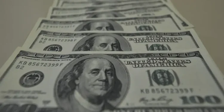Fundos cambiais sofrem com desvalorização do dólar e têm mais saques que aportes
