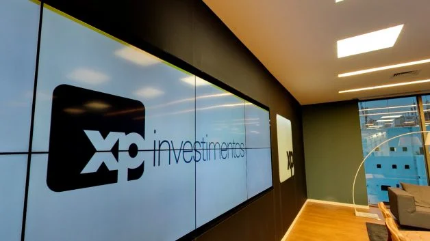 No segundo trimestre, a XP registrou um lucro histórico de R$ 1,3 bilhão, porém enfrentou dificuldades na captação