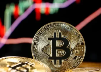 Bitcoin em 15 de agosto de 2025: Consolidação após recorde histórico e cenário de cautela