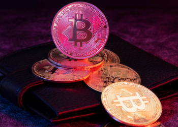 Após um fechamento mensal histórico em julho, o Bitcoin caiu para aproximadamente US$ 115 mil