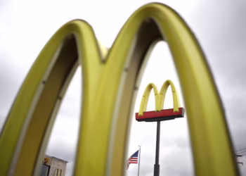 Após um aumento nas franquias, o McDonald’s diminuirá os preços dos combos nos Estados Unidos