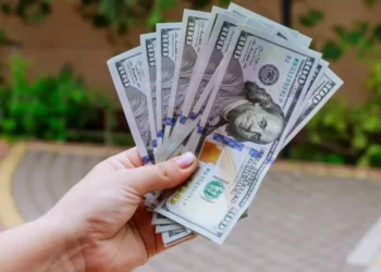 Após atingir a mínima desde 2024, o dólar sobe para R$ 5,40, impulsionado pelo plano de governo contra o aumento das tarifas