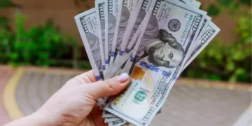 Após atingir a mínima desde 2024, o dólar sobe para R$ 5,40, impulsionado pelo plano de governo contra o aumento das tarifas