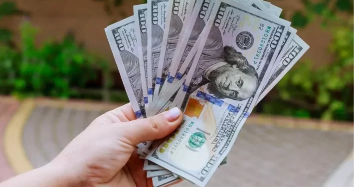 Após atingir a mínima desde 2024, o dólar sobe para R$ 5,40, impulsionado pelo plano de governo contra o aumento das tarifas