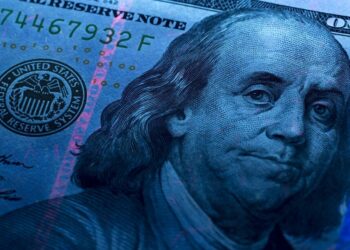 Dólar recua com queda de juros nos EUA e sinalização de Tarcísio à Presidência