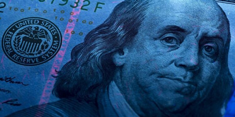 Dólar recua com queda de juros nos EUA e sinalização de Tarcísio à Presidência