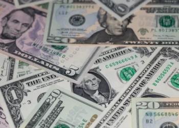 Mesmo com tarifaço dos EUA, real lidera valorização e dólar despenca em 2025