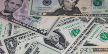 Mesmo com tarifaço dos EUA, real lidera valorização e dólar despenca em 2025