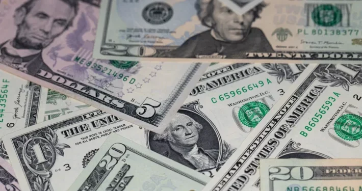 Mesmo com tarifaço dos EUA, real lidera valorização e dólar despenca em 2025