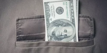 A alta do dólar em julho reacende a busca pela moeda