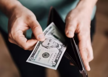 Flutuação do dólar: o que esperar até 2026? Mercado revisa previsões e cenário fiscal é determinante