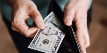 Flutuação do dólar: o que esperar até 2026? Mercado revisa previsões e cenário fiscal é determinante