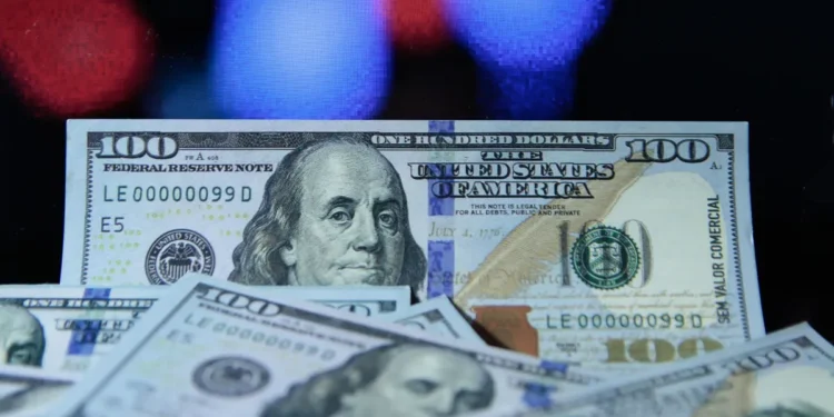 Dólar fecha dia estável a R$ 5,32 com Ptax e possibilidade de ‘shutdown’; no mês, registra queda de 3,3%