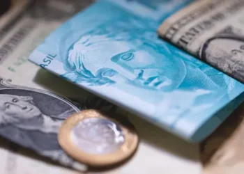 Hoje, o dólar cai para R$ 5,40 com apoio externo, enquanto o mercado acompanha o STF
