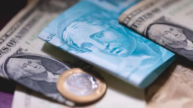 Hoje, o dólar cai para R$ 5,40 com apoio externo, enquanto o mercado acompanha o STF