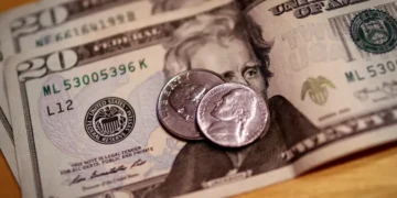 O dólar encerra o ano de 2025 com uma leve redução, passando de R$ 5,50 para R$ 5,48