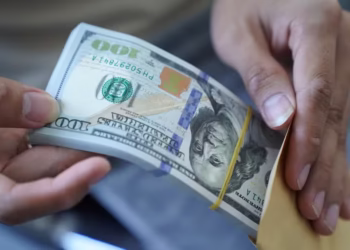 O dólar encerrou o dia de hoje em leve queda, cotado a R$ 5,44, com expectativa de redução das taxas de juros nos Estados Unidos