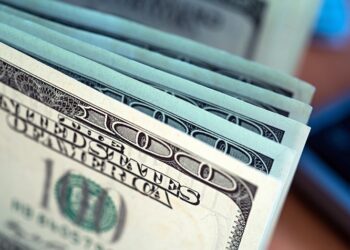Dólar aumenta, acompanhando o mercado internacional; Ibovespa encerra estável