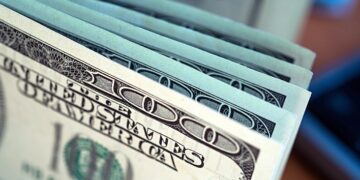 Dólar aumenta, acompanhando o mercado internacional; Ibovespa encerra estável