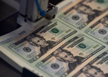 O dólar sobe e encerra o dia cotado a R$ 5,33, influenciado por novas sanções dos EUA e dados econômicos em destaque; Ibovespa registra queda