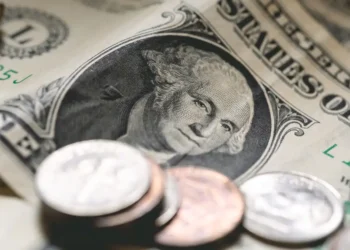 Dólar atinge R$ 5,44 aguardando PIB e sem referência de Nova York