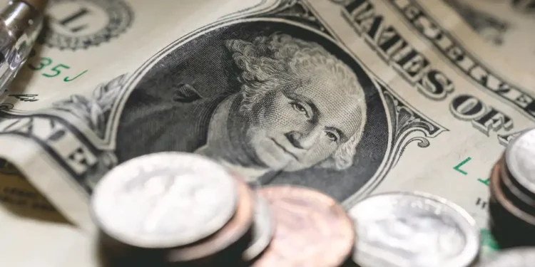 Dólar atinge R$ 5,44 aguardando PIB e sem referência de Nova York