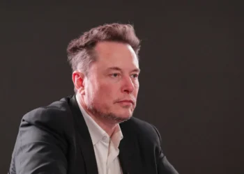 Tesla propõe pacote de remuneração de US$1 trilhão para Elon Musk e redefine governança corporativa