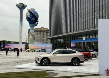 A GM irá concorrer com fabricantes chineses no setor automobilístico brasileiro, oferecendo um veículo elétrico proveniente da China