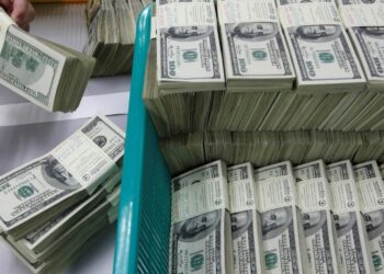 O dólar hoje sobe para R$ 5,47, influenciado pela aversão ao risco global e pelo julgamento de Bolsonaro