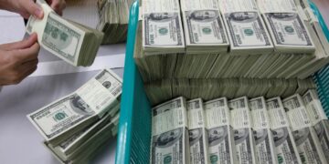 O dólar hoje sobe para R$ 5,47, influenciado pela aversão ao risco global e pelo julgamento de Bolsonaro