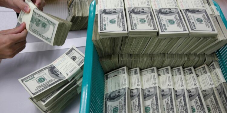 O dólar hoje sobe para R$ 5,47, influenciado pela aversão ao risco global e pelo julgamento de Bolsonaro