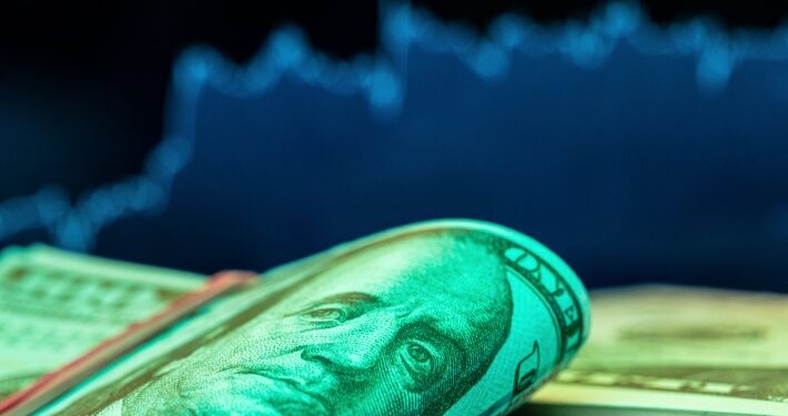 Na véspera da decisão sobre juros nos Estados Unidos, o dólar encerra o dia cotado a R$ 5,29, o menor nível em mais de um ano