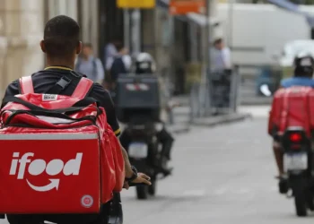 Uber e iFood: parceria experimental reaviva discussão sobre trabalho em plataformas