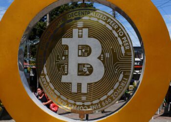 Por qual motivo o Bitcoin superou a marca de US$ 100 mil em 2025?  E qual é o significado disso?
