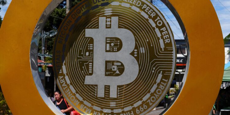 Por qual motivo o Bitcoin superou a marca de US$ 100 mil em 2025?  E qual é o significado disso?