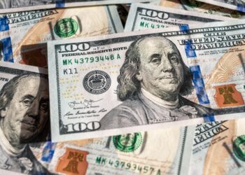 O dólar hoje sobe para R$ 5,43, acompanhando o mercado externo e com a retomada do julgamento de Bolsonaro