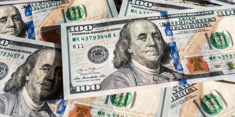 O dólar hoje sobe para R$ 5,43, acompanhando o mercado externo e com a retomada do julgamento de Bolsonaro