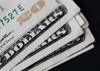 O dólar deve continuar a cair, e o preço justo da moeda está próximo de R$ 5, afirma Volpon