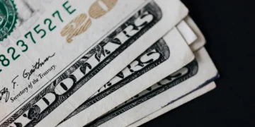O dólar deve continuar a cair, e o preço justo da moeda está próximo de R$ 5, afirma Volpon