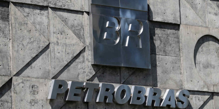 Petrobras (PETR4): A redução de US$ 8 bilhões em investimentos pode alterar a distribuição de dividendos?