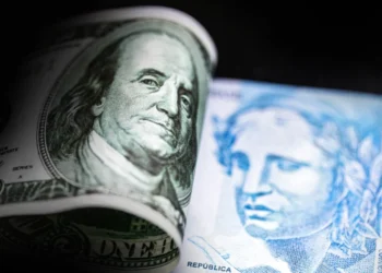Dólar sob pressão com cortes de taxas de juros nos EUA exige atenção de emergentes